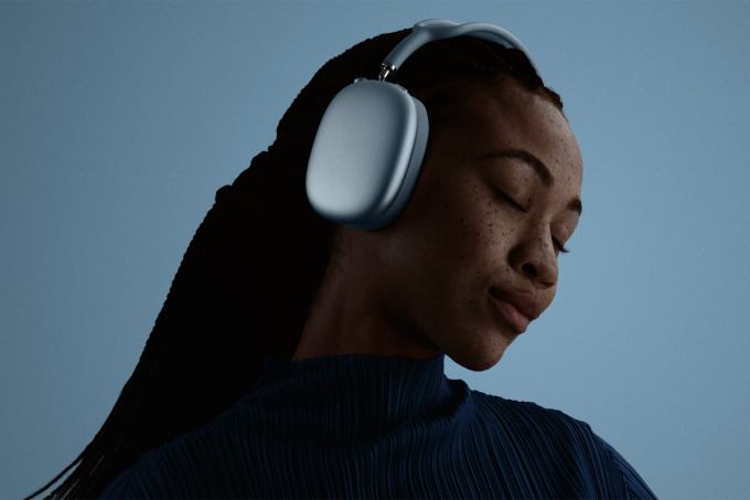 apple-airpods-max-2-lifestyle_big-jpg-large_2x