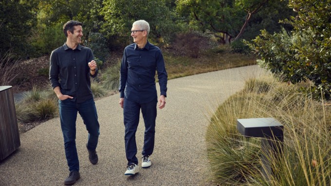apple-john-ternus-tim-cook_full-bleed-image-jpg-xlarge_2x