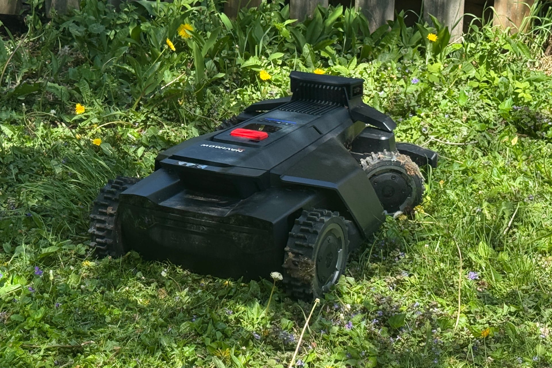 navimow-x430-lost-1 Navimow X430 turning under the shade of a tree.