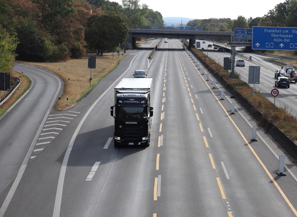 A truck is traveling on Highway 4 near the Cologne-Heumar interchange.