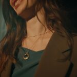 Woman wearing a Taya note-taking pendant